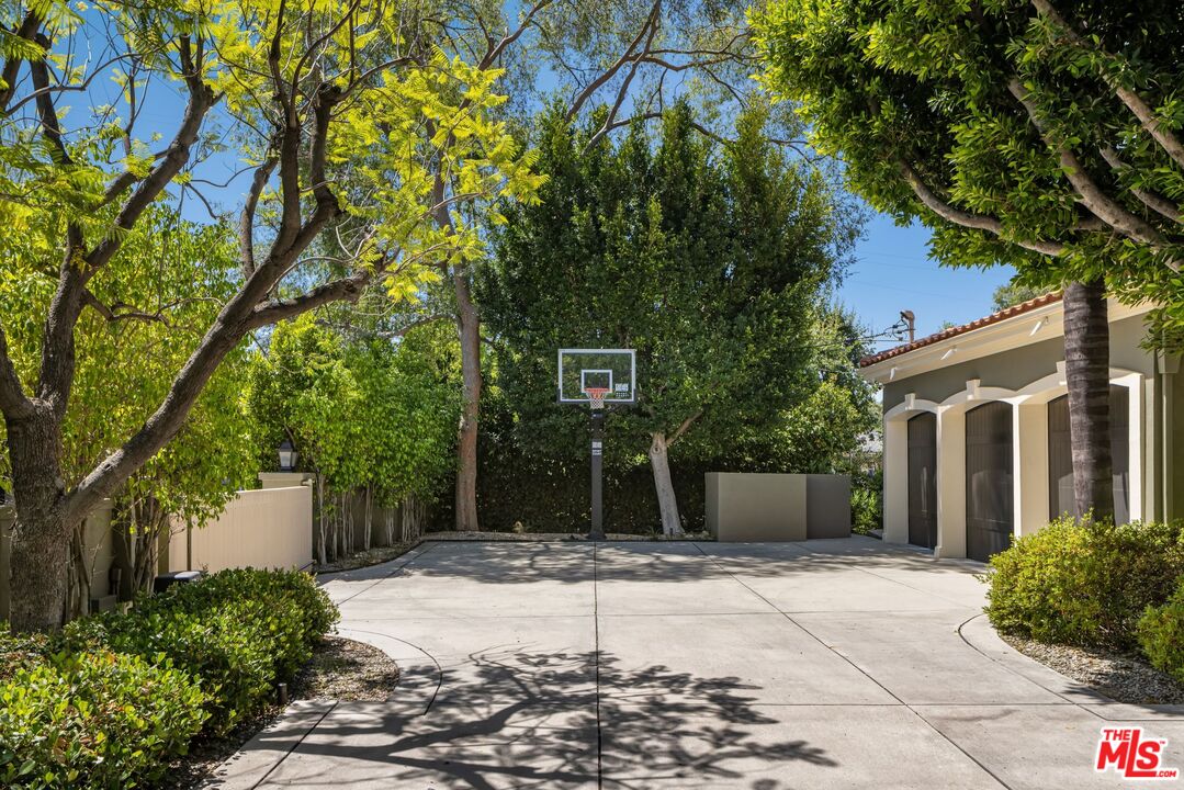 5425 Encino Ave