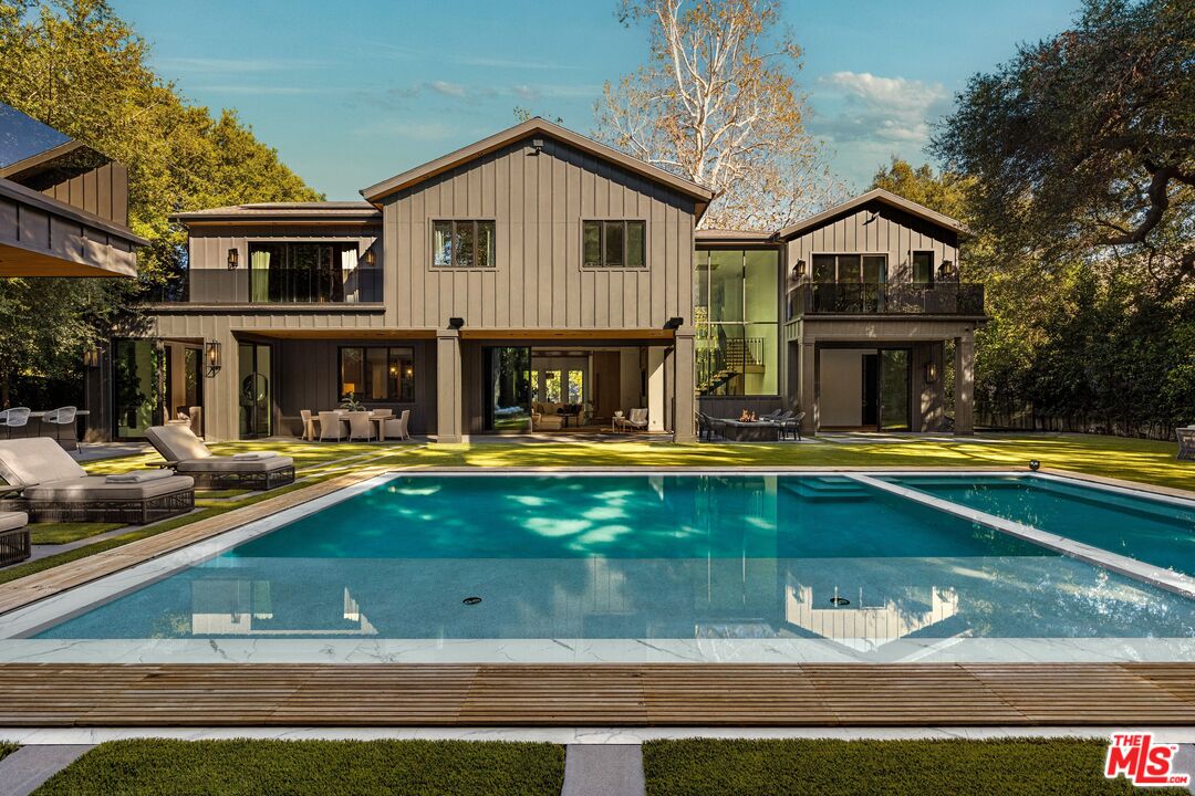 4565 Encino Ave