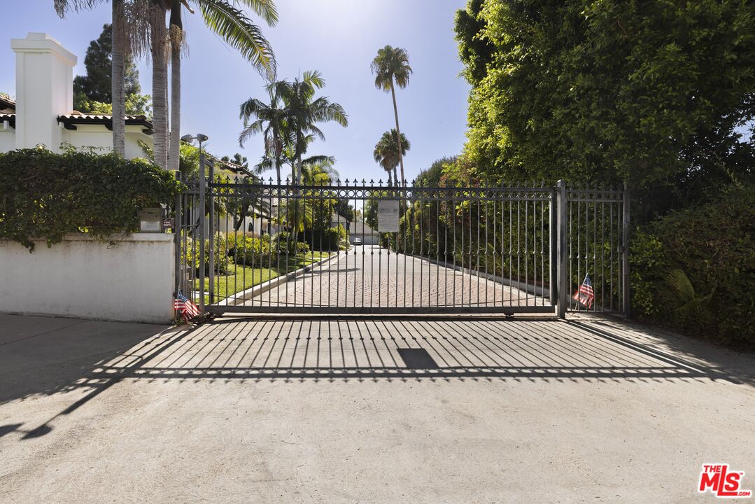 15916 Daniel Ln