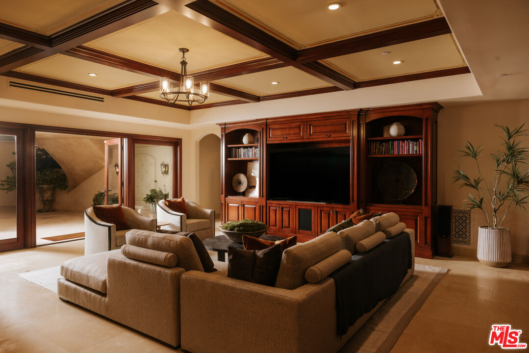 2108 Stratford Cir