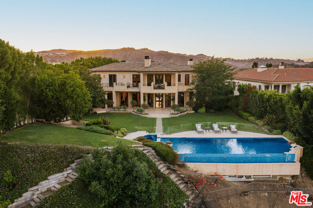 2108 Stratford Cir