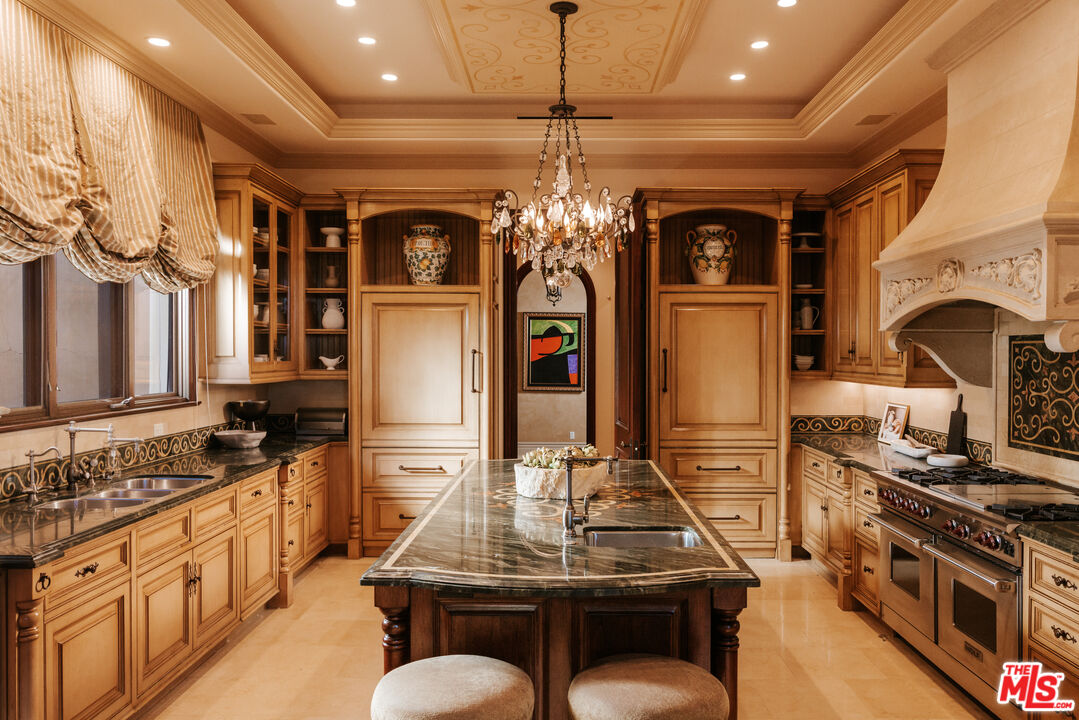 2108 Stratford Cir