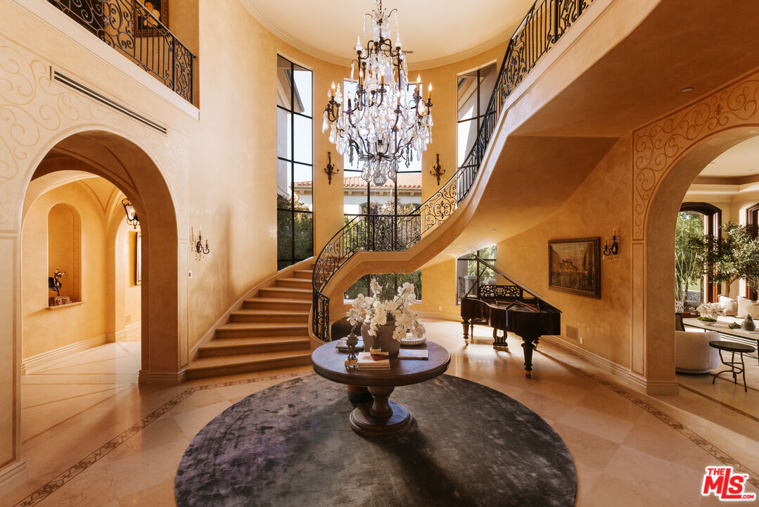 2108 Stratford Cir