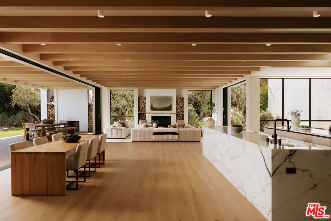 1307 N Doheny Dr