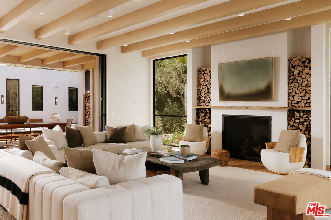 1307 N Doheny Dr