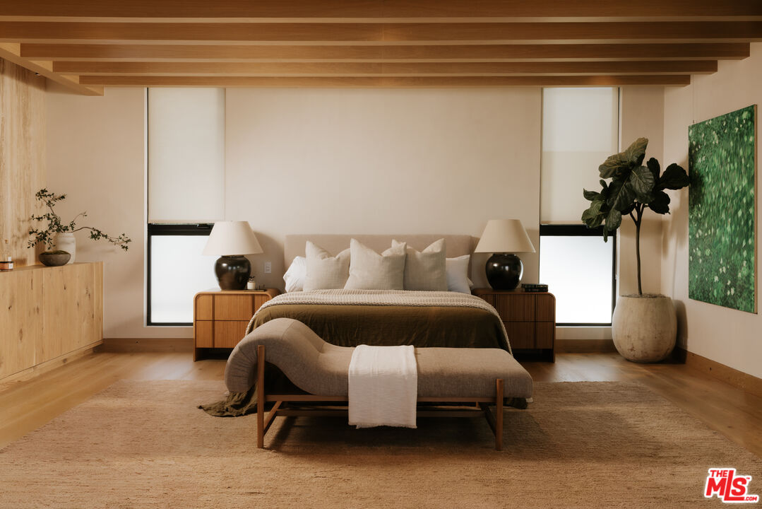 1307 N Doheny Dr