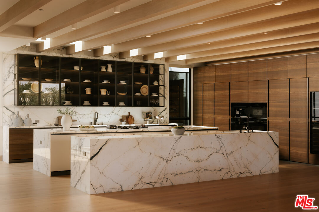 1307 N Doheny Dr