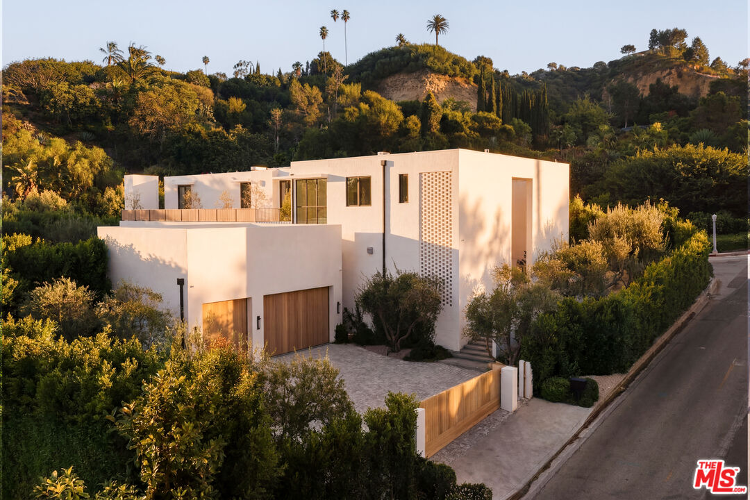 1307 N Doheny Dr