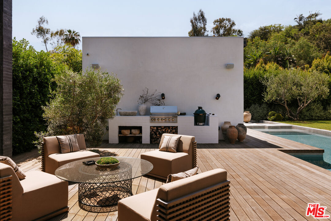 1307 N Doheny Dr