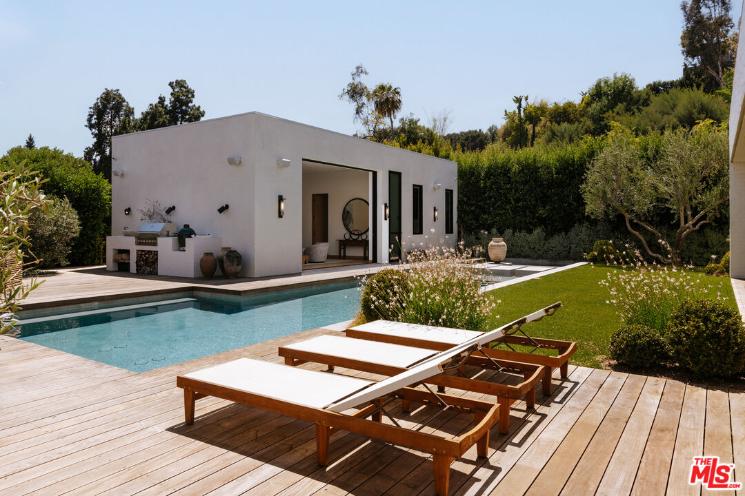 1307 N Doheny Dr