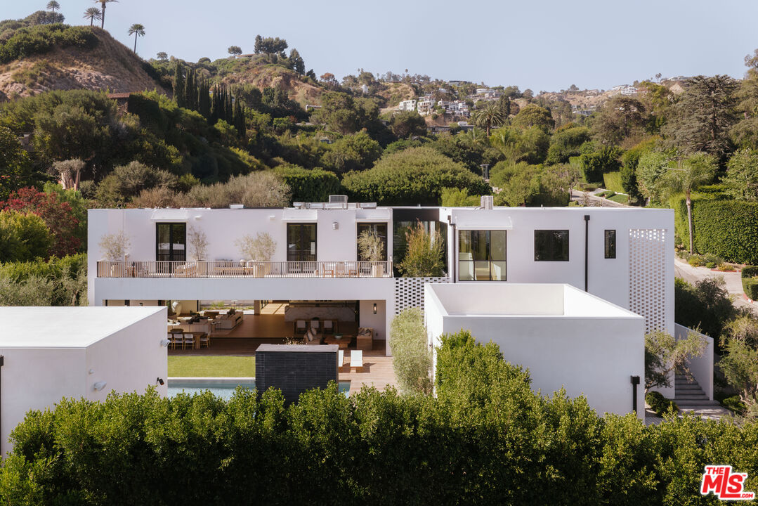1307 N Doheny Dr