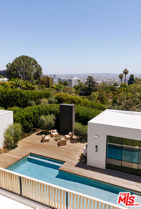 1307 N Doheny Dr