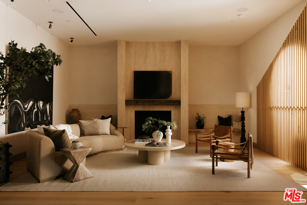1307 N Doheny Dr