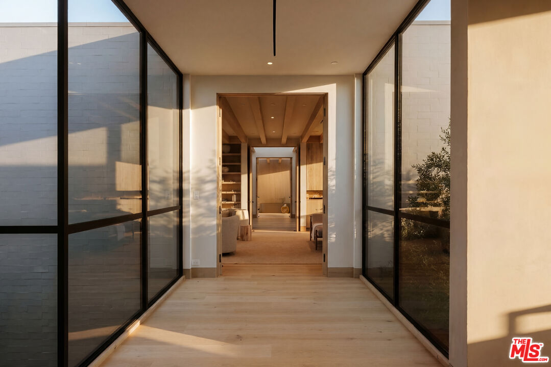 1307 N Doheny Dr