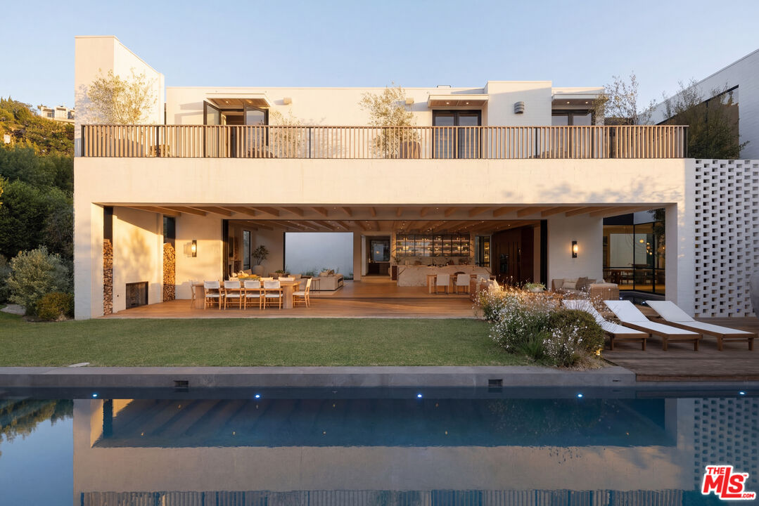 1307 N Doheny Dr