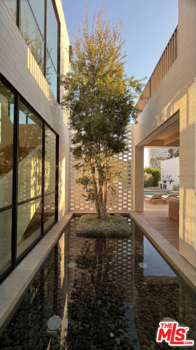 1307 N Doheny Dr