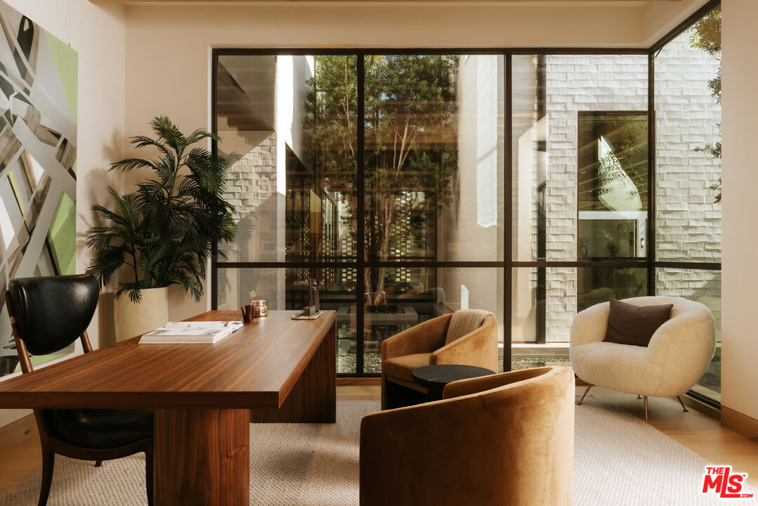 1307 N Doheny Dr