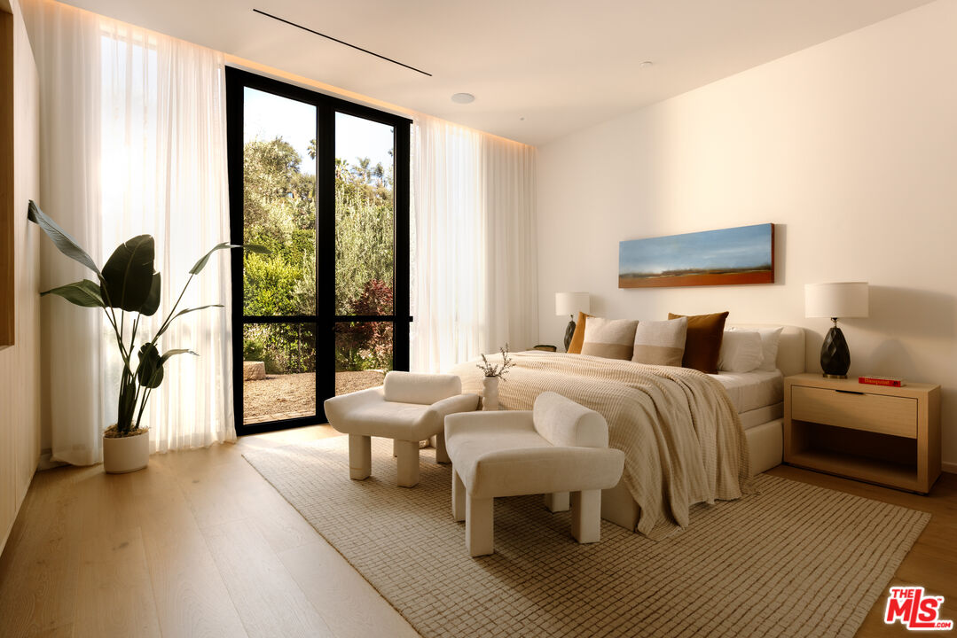 1307 N Doheny Dr