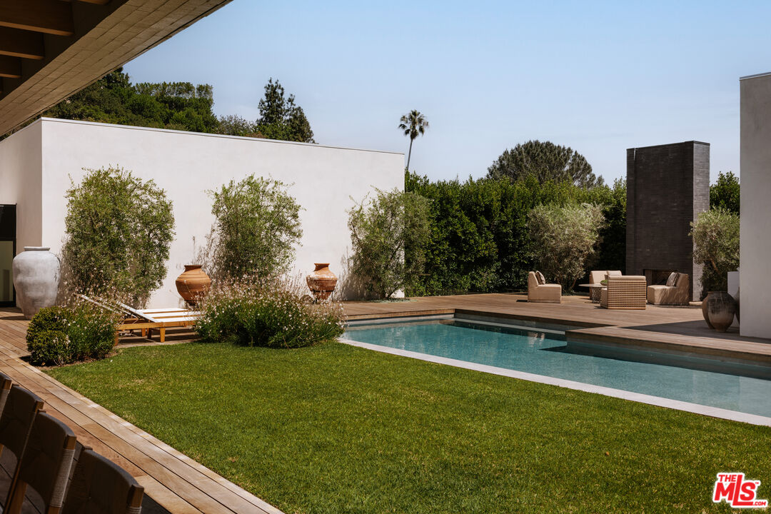 1307 N Doheny Dr