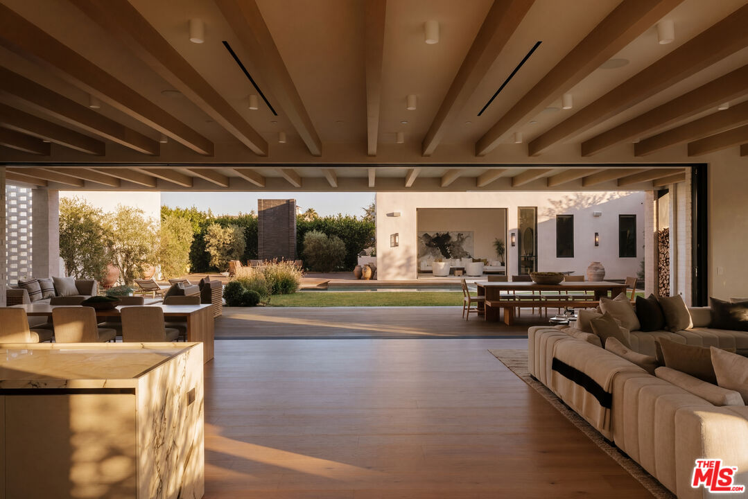 1307 N Doheny Dr