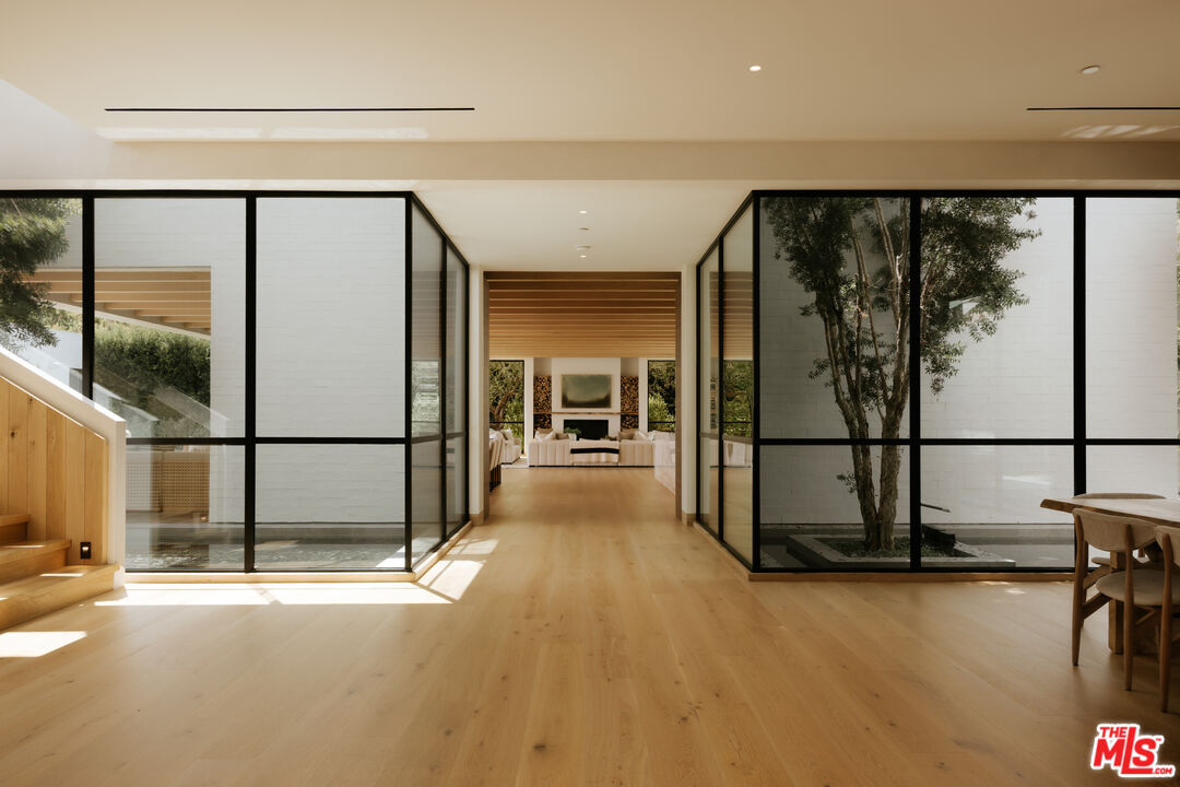 1307 N Doheny Dr