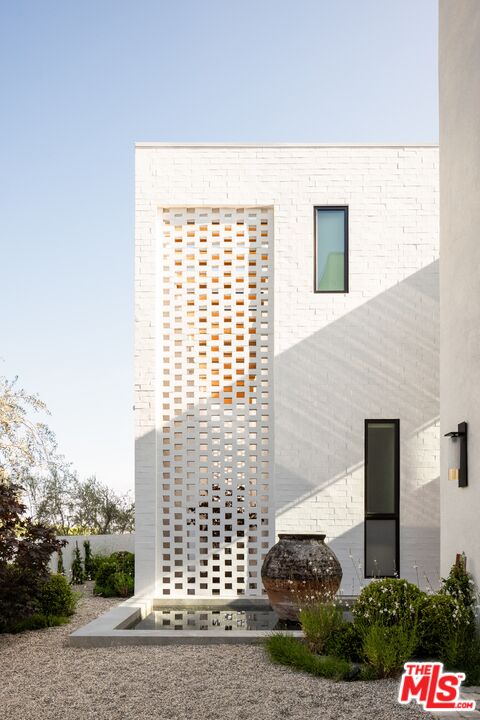1307 N Doheny Dr