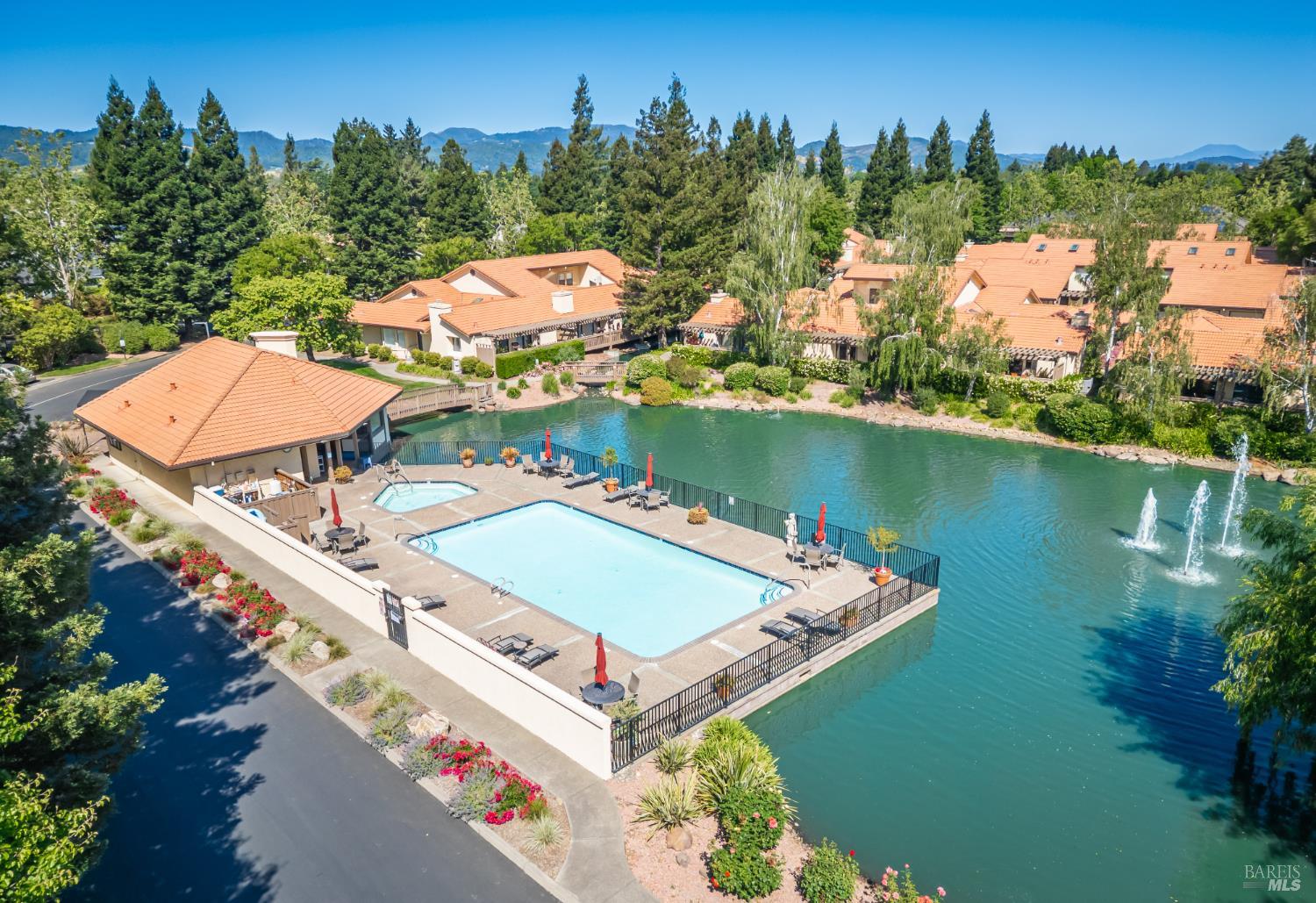 33 Fountain Grove Cir