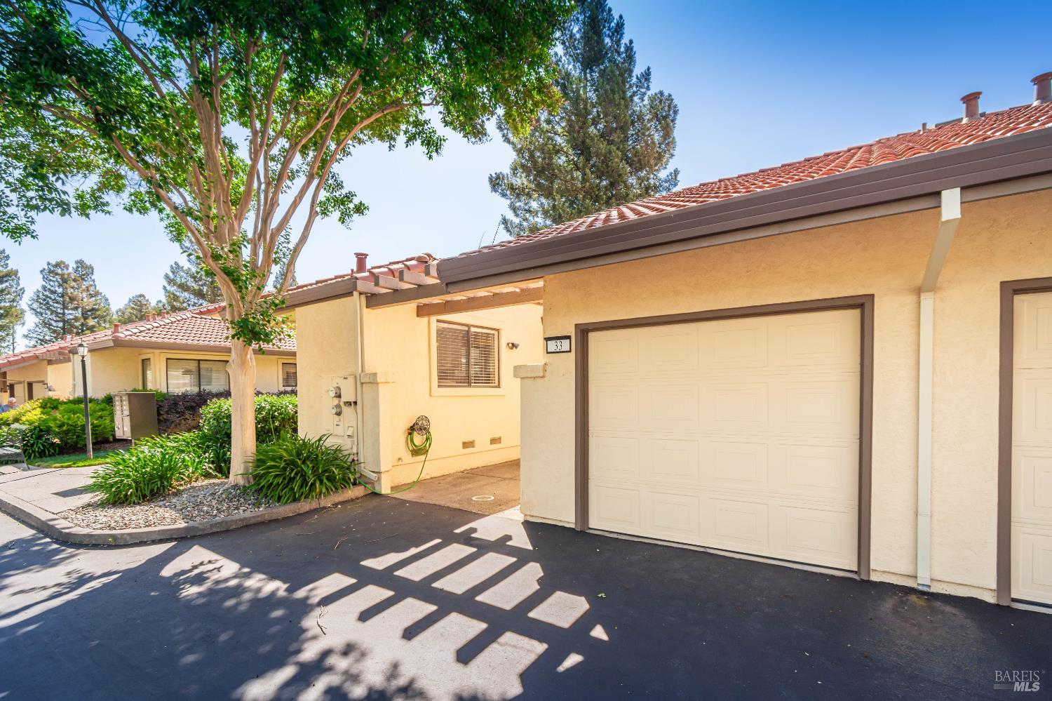 33 Fountain Grove Cir