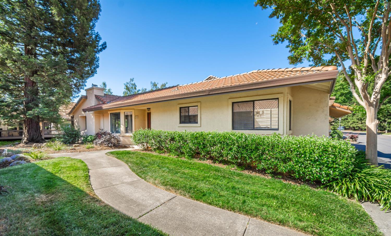33 Fountain Grove Cir
