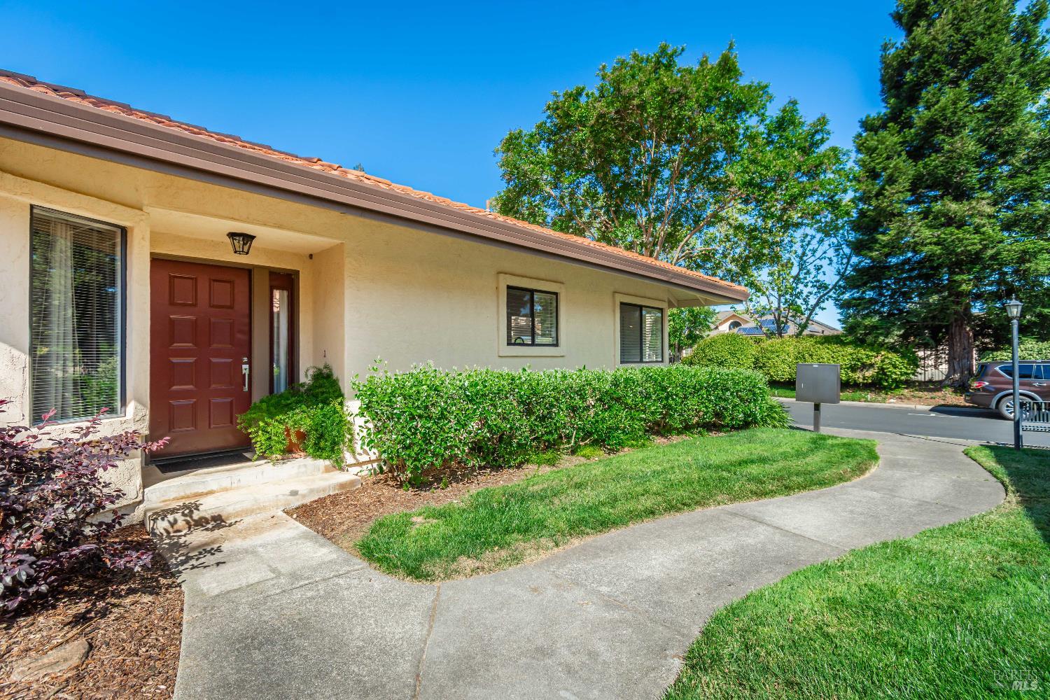 33 Fountain Grove Cir