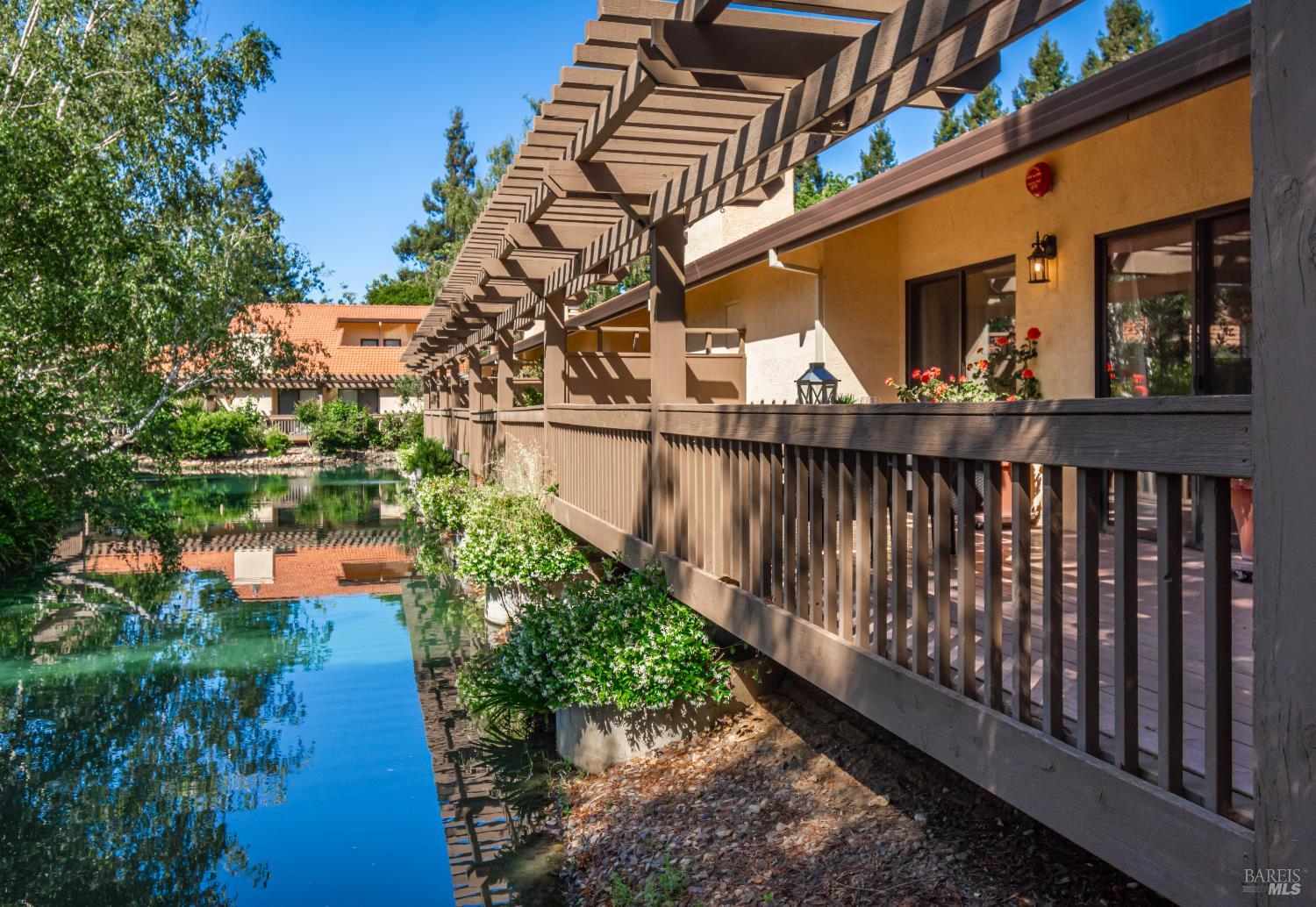 33 Fountain Grove Cir