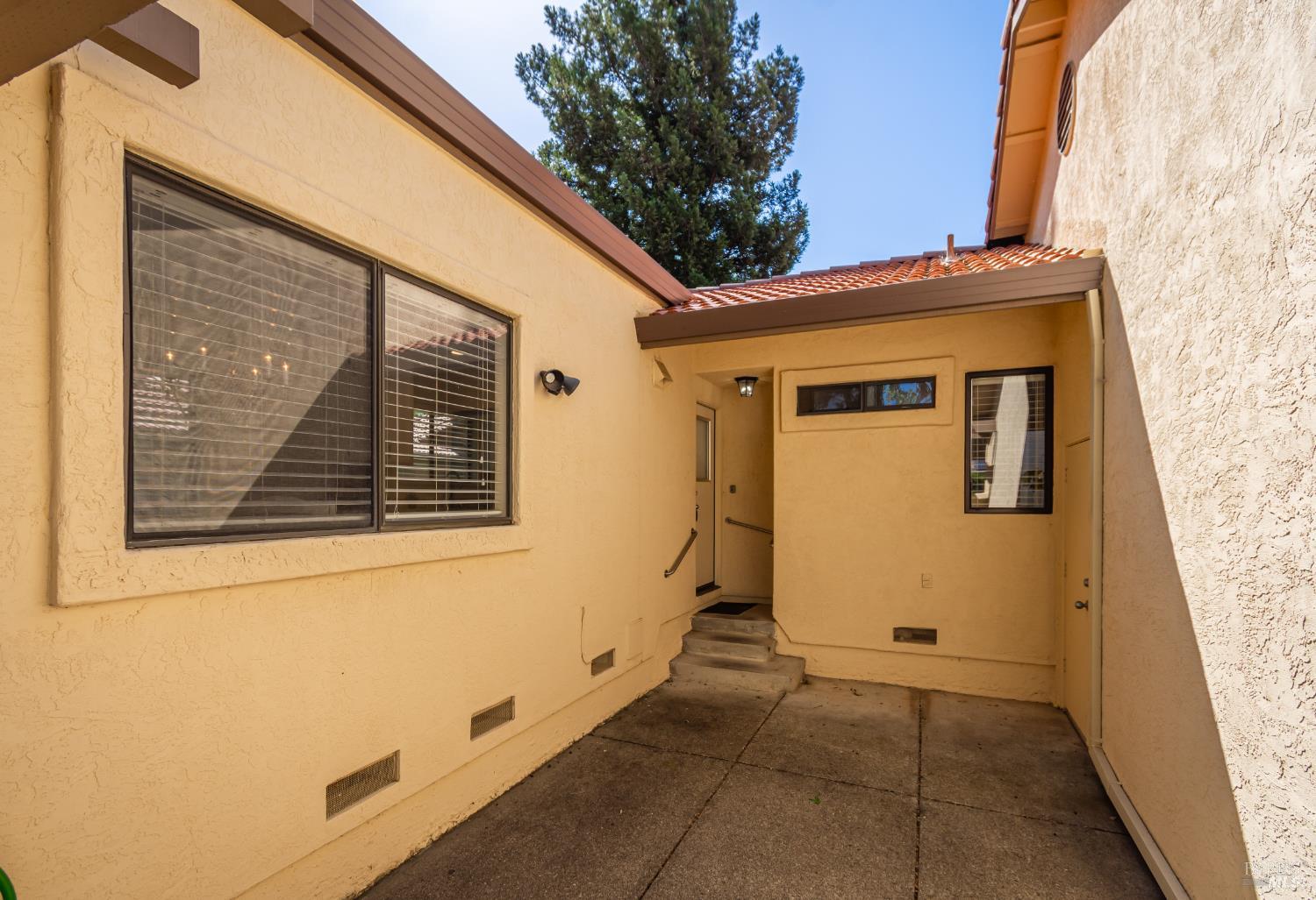 33 Fountain Grove Cir