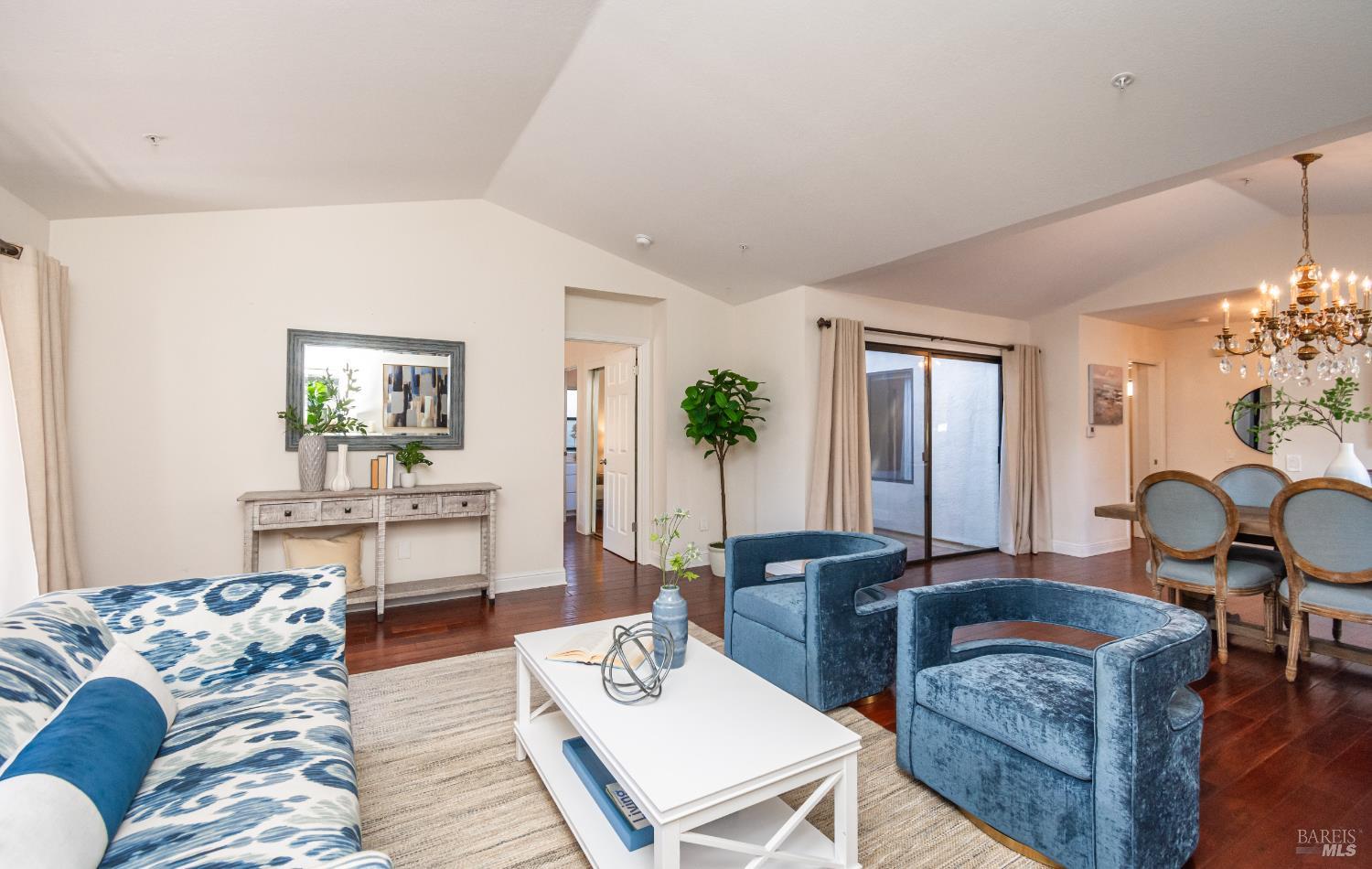 33 Fountain Grove Cir