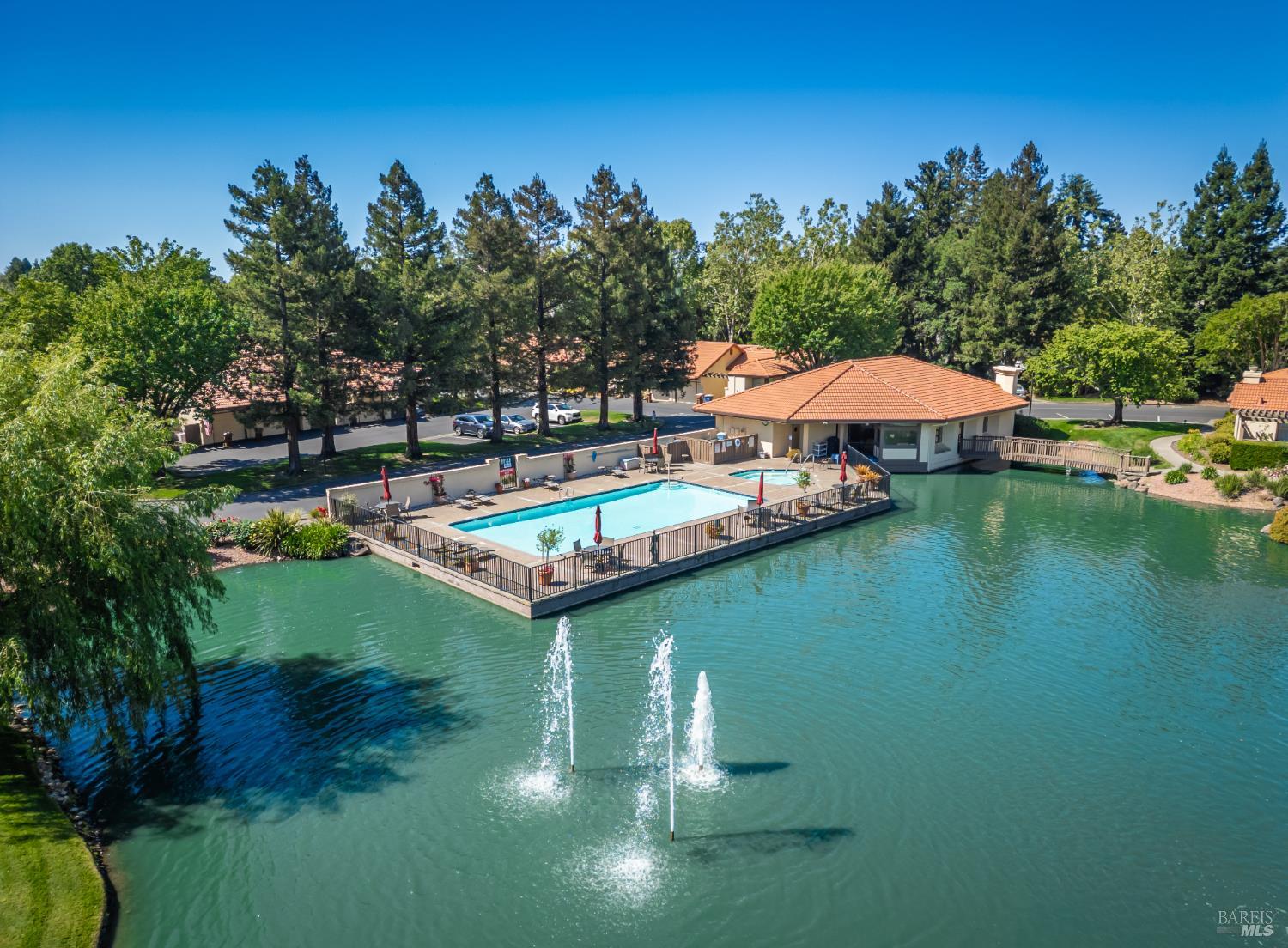 33 Fountain Grove Cir