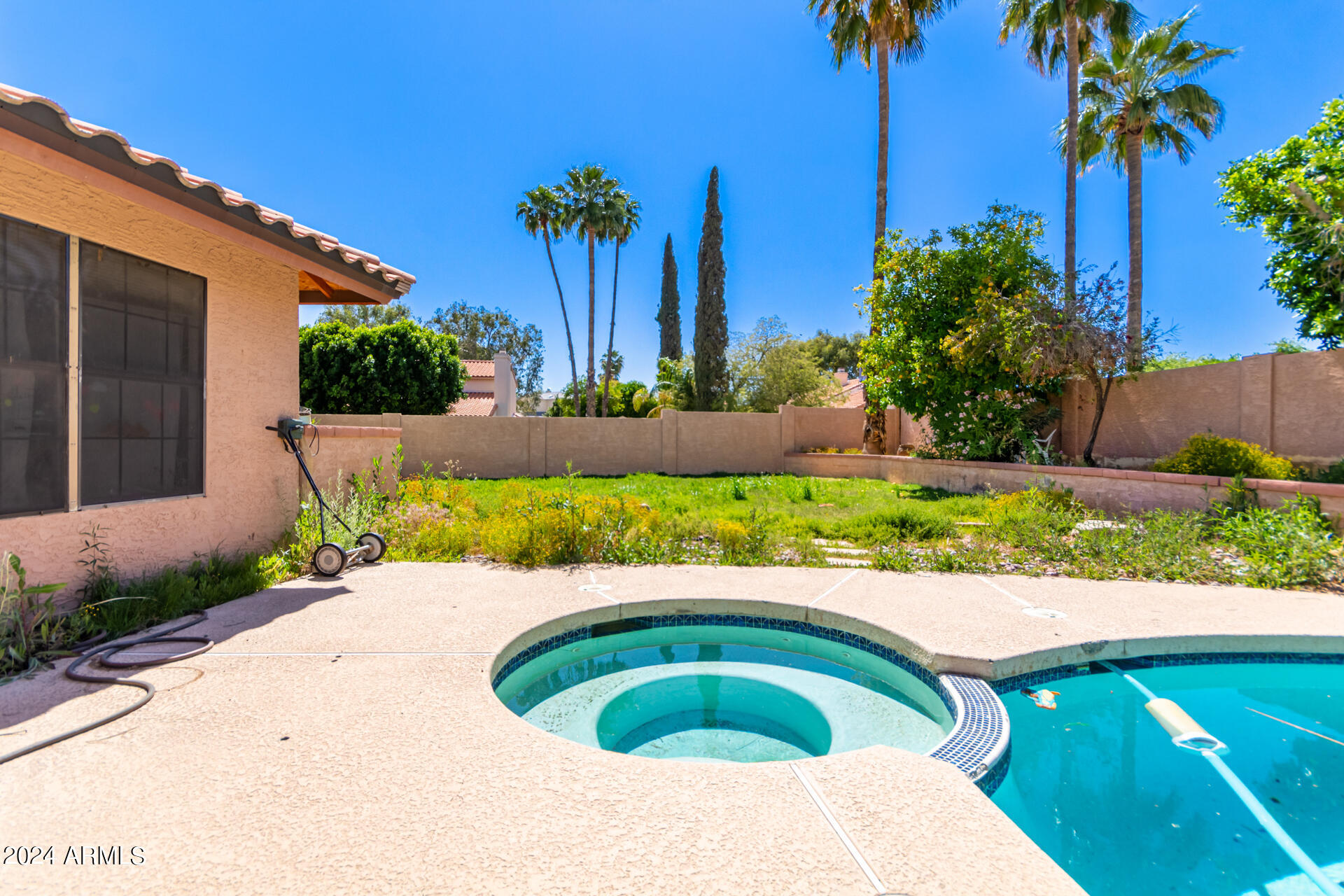 5524 E BEVERLY Lane