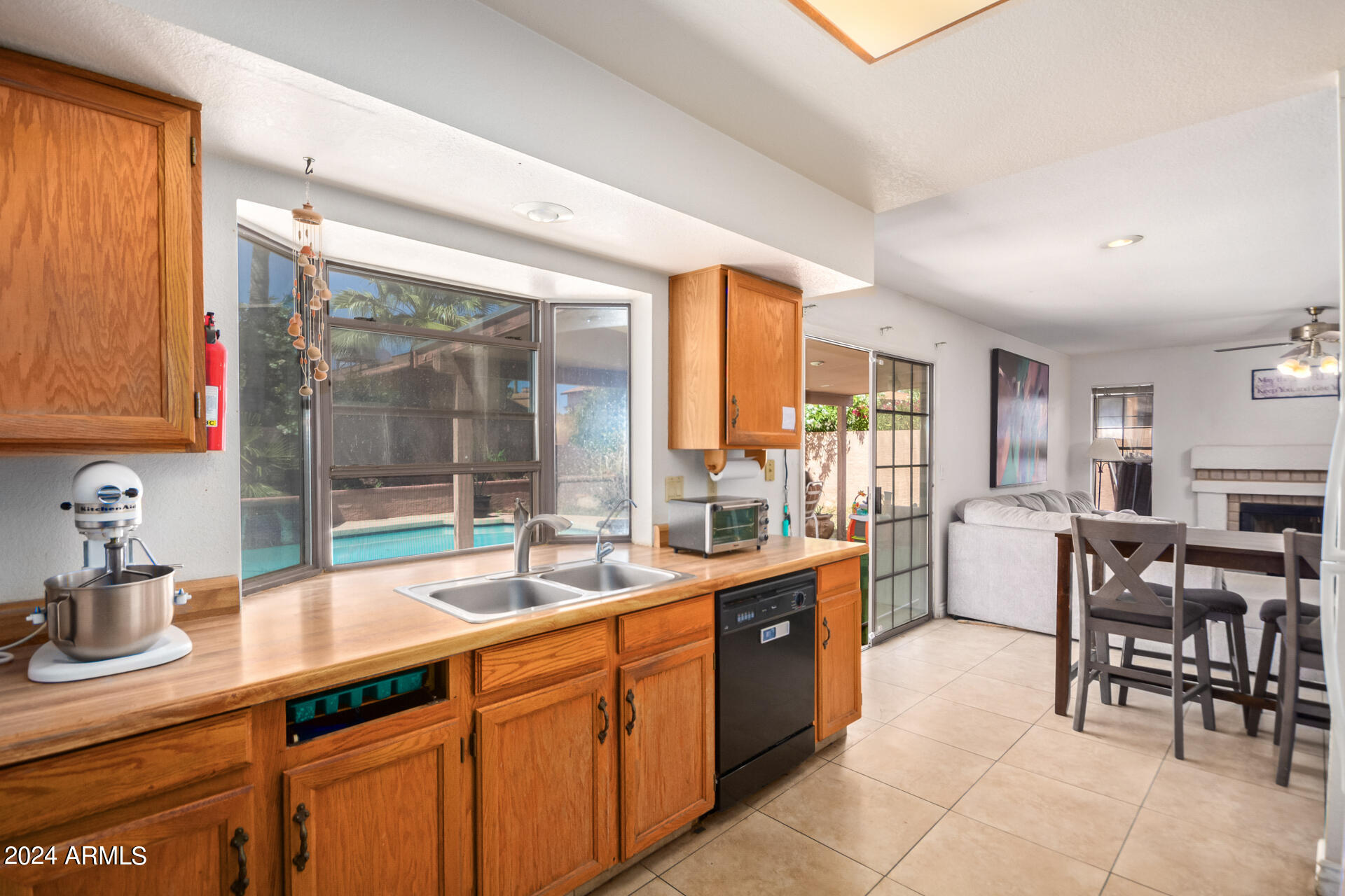 5524 E BEVERLY Lane