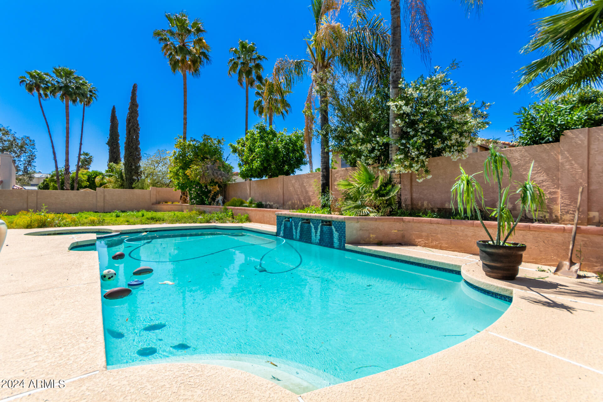 5524 E BEVERLY Lane