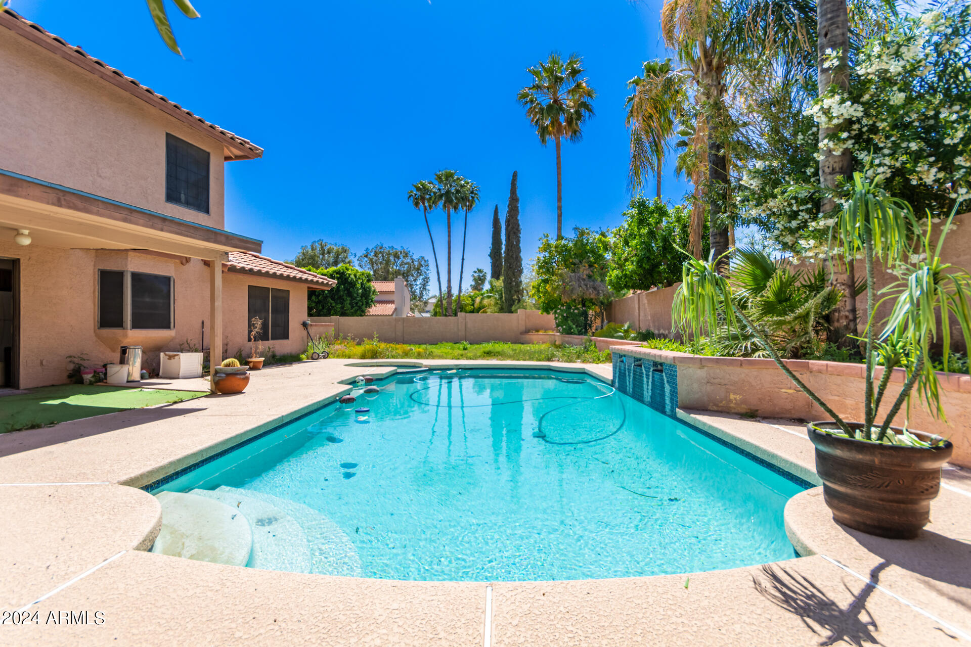 5524 E BEVERLY Lane