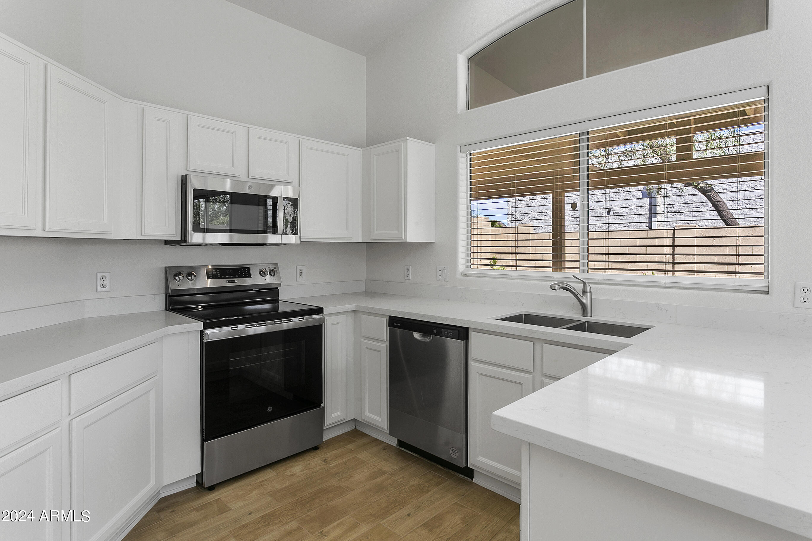 3212 E LAUREL Lane