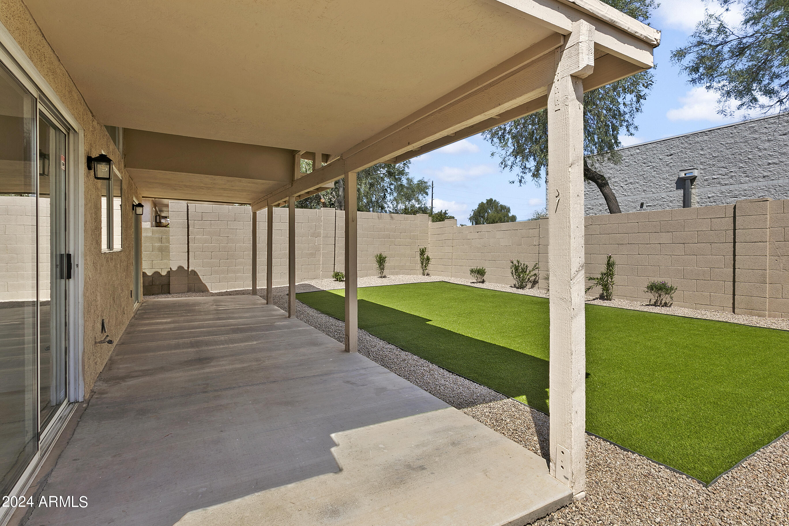 3212 E LAUREL Lane