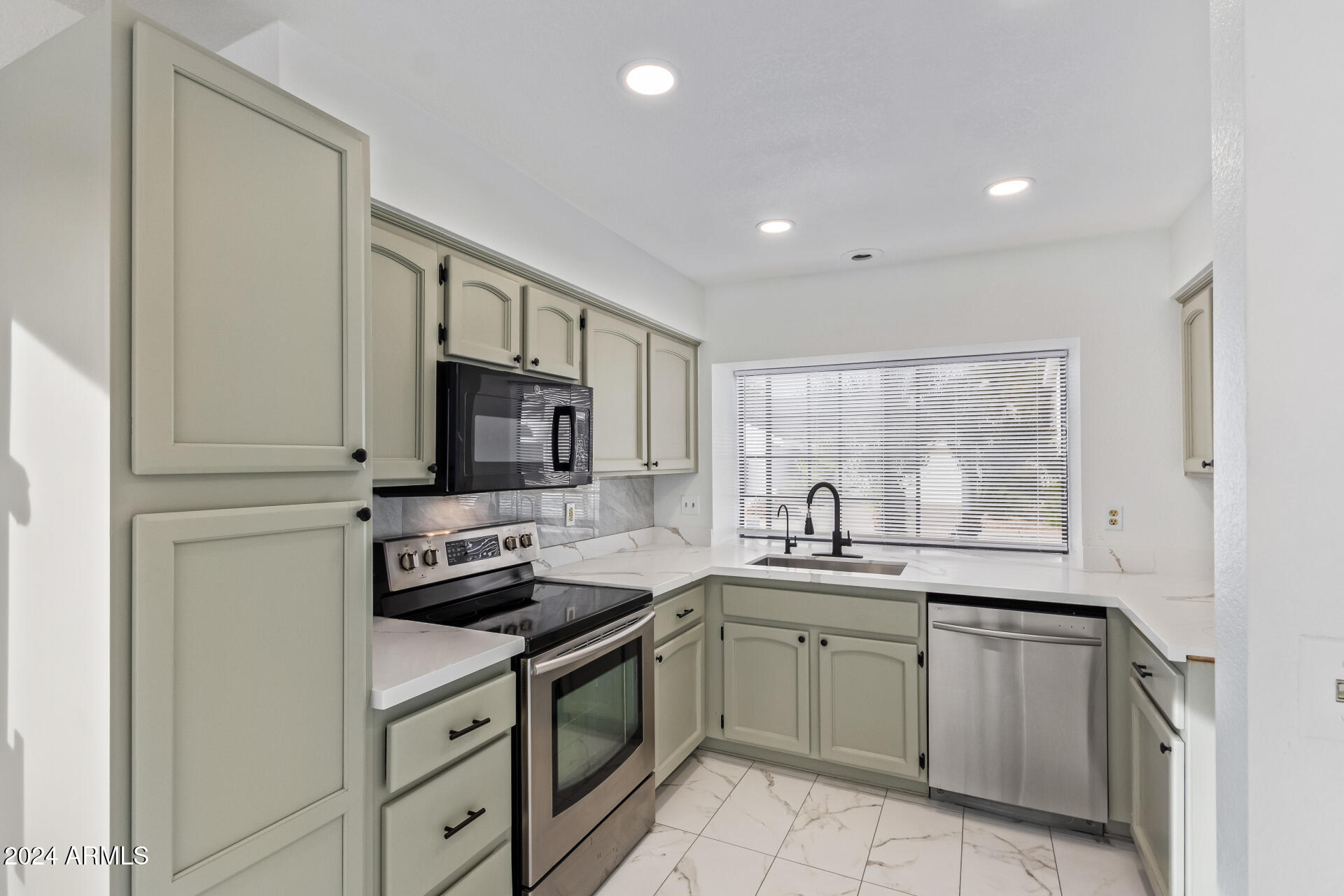 3223 E TOPEKA Drive
