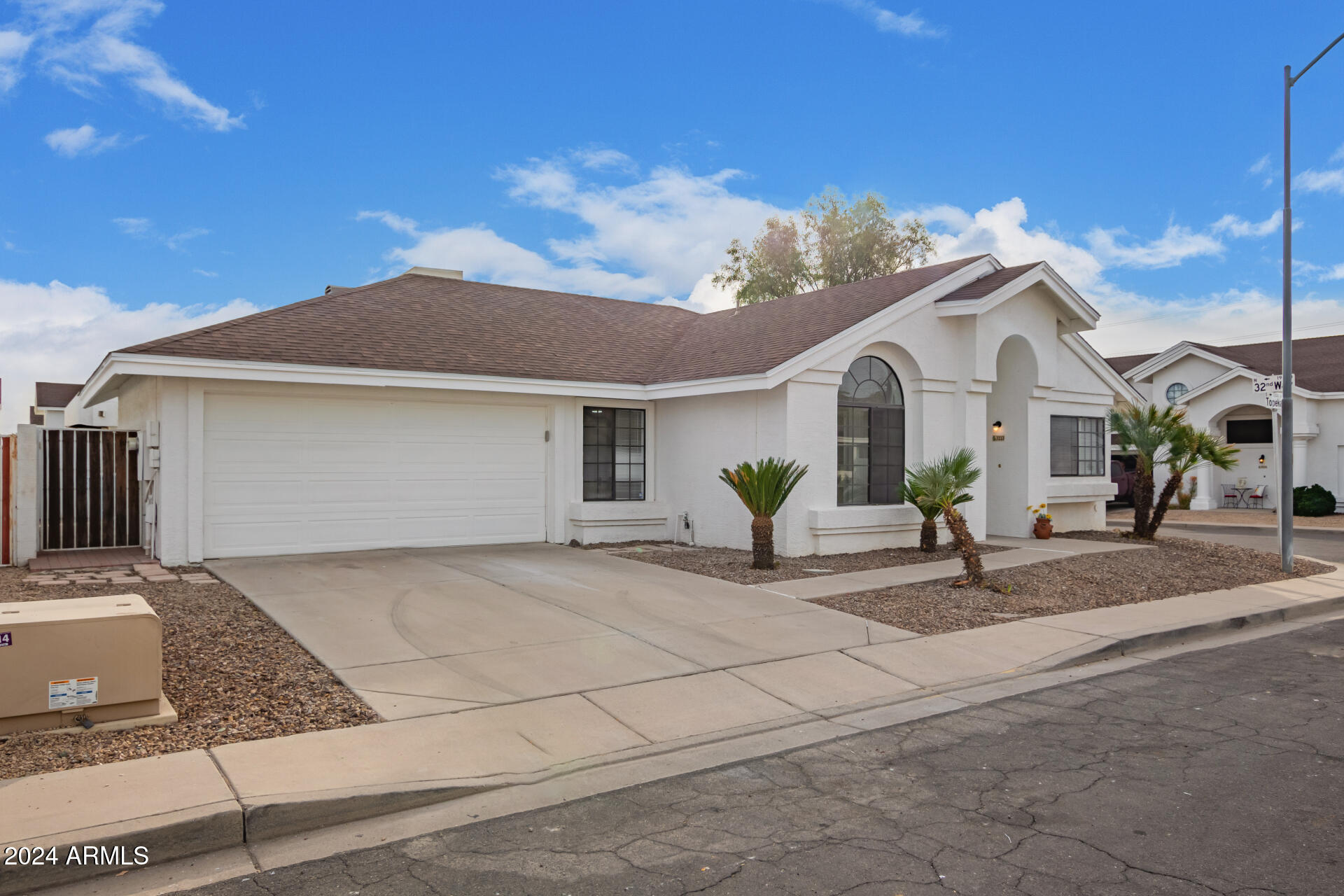 3223 E TOPEKA Drive