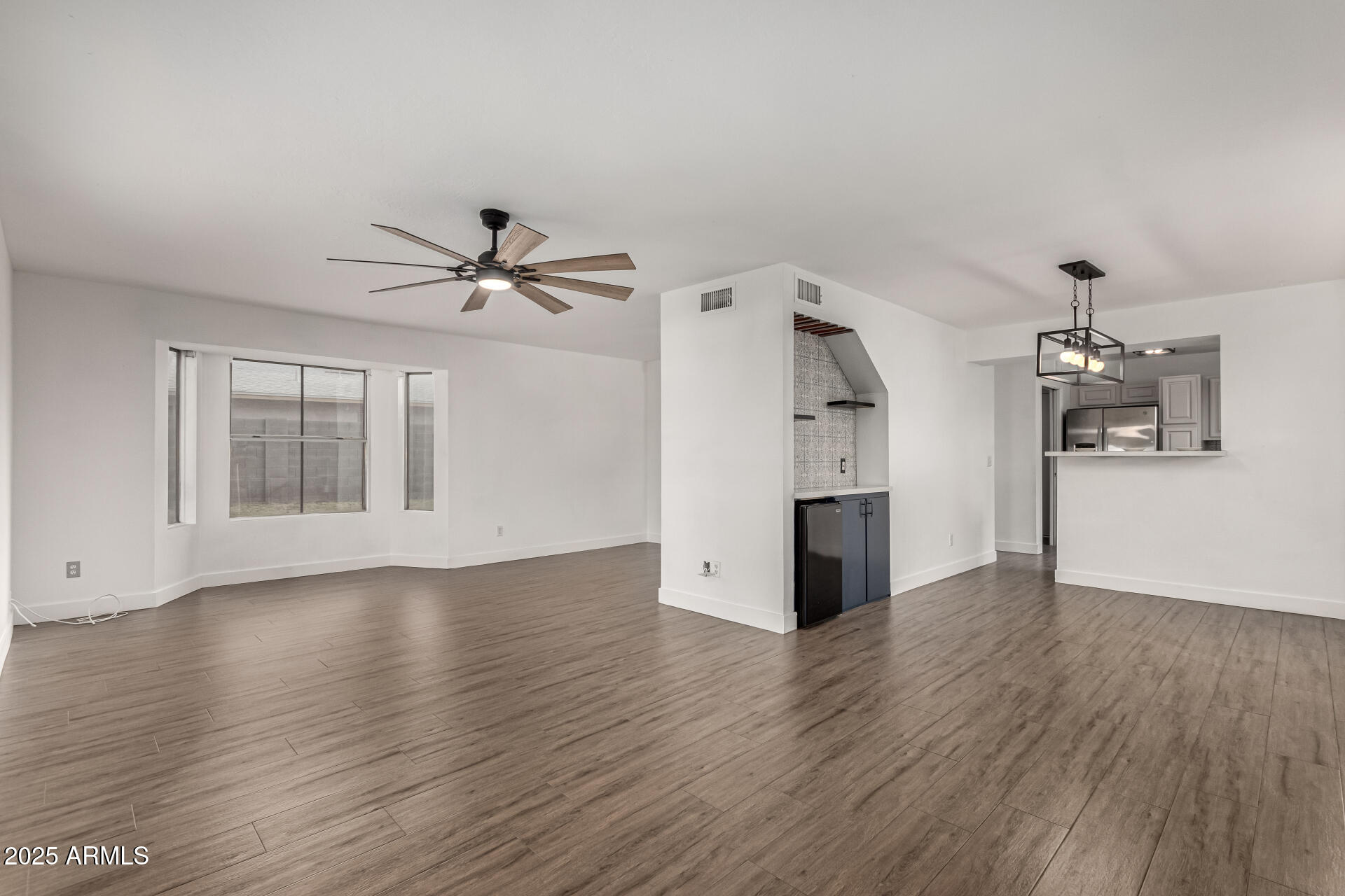 1506 E TOPEKA Drive