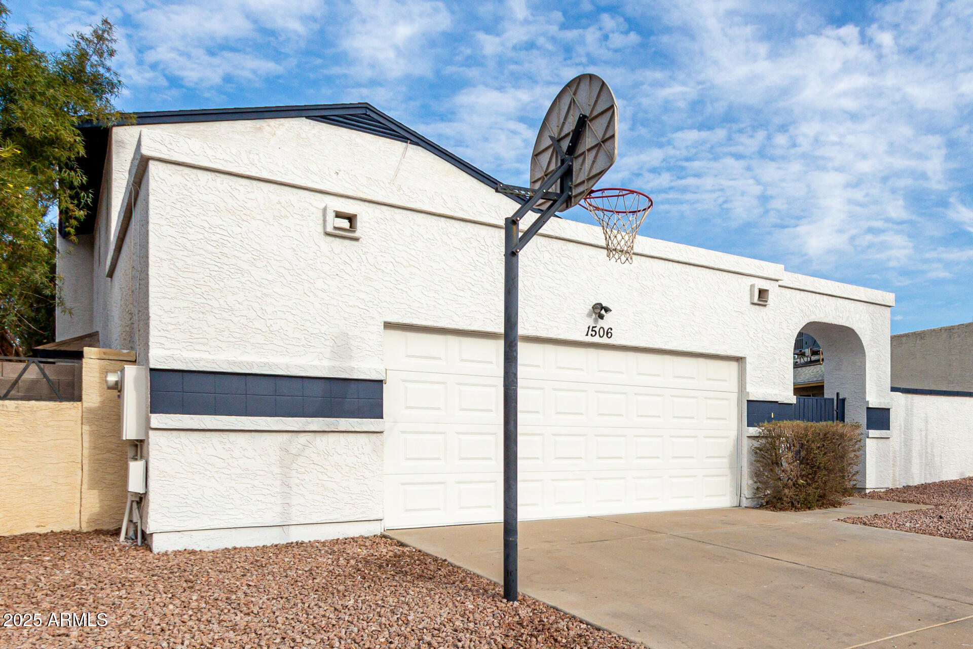 1506 E TOPEKA Drive