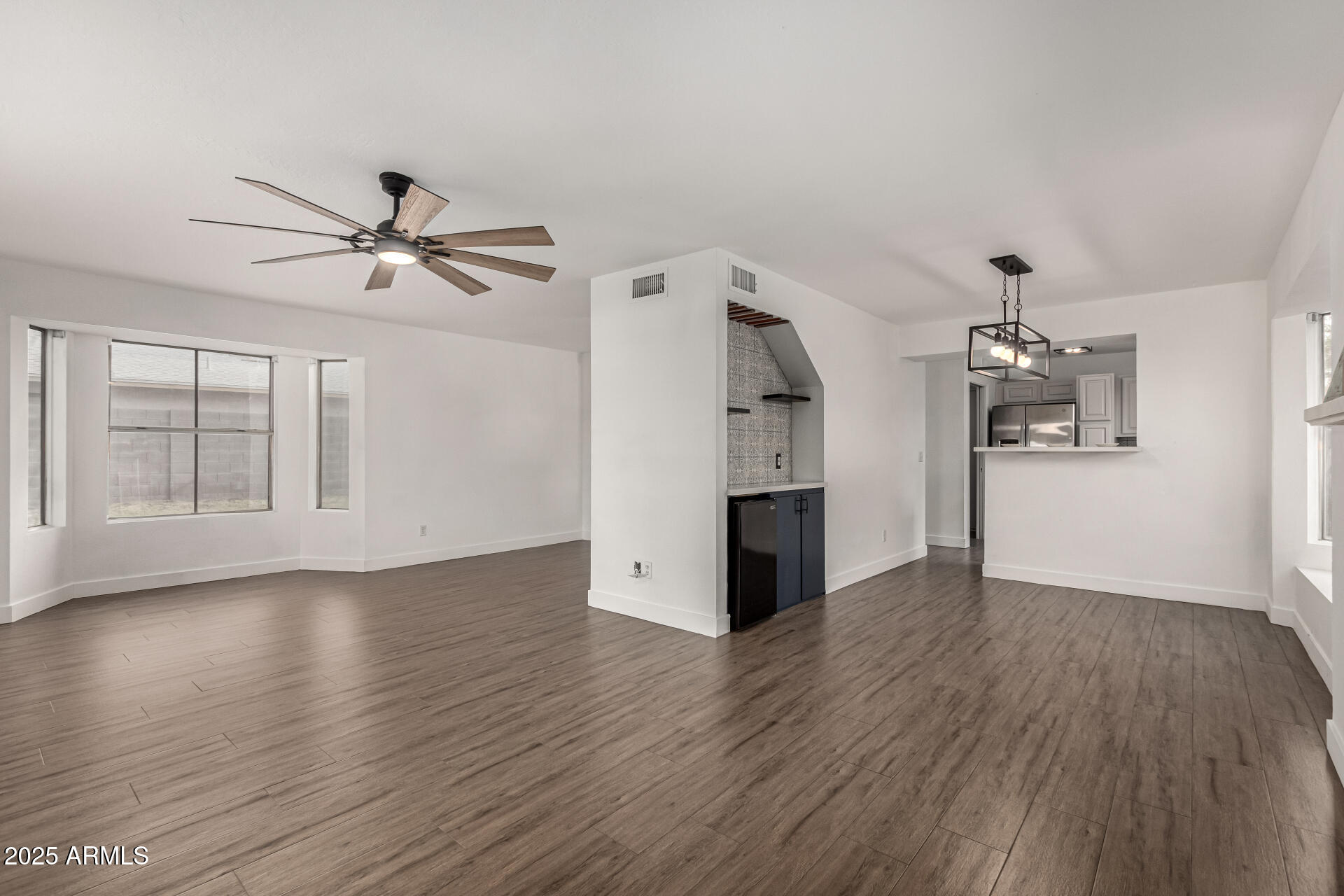 1506 E TOPEKA Drive