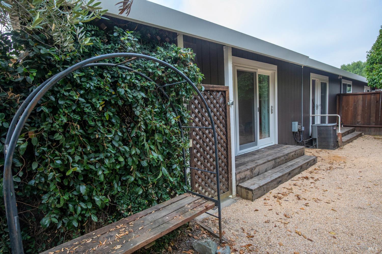 427-429 University St