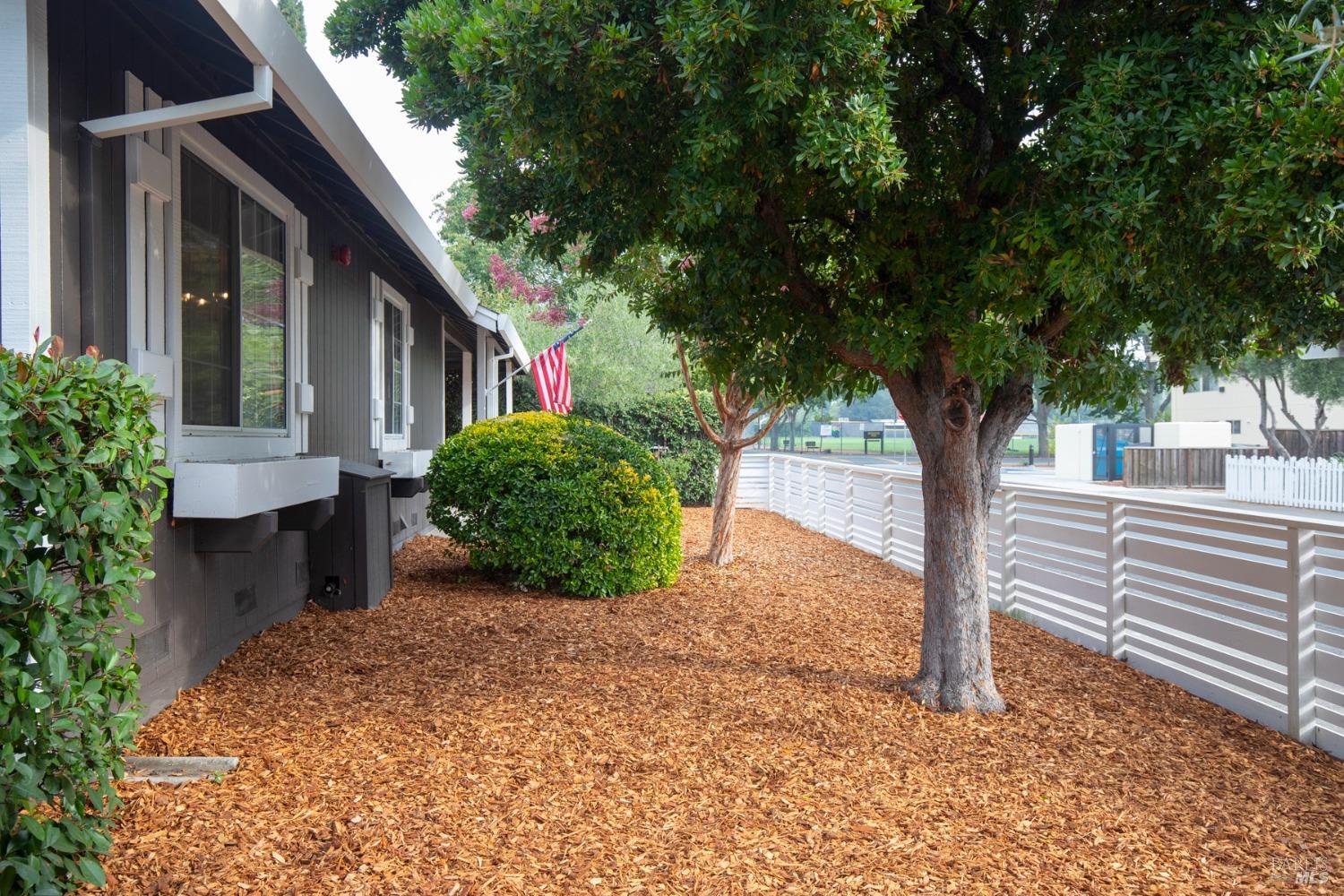 427-429 University St