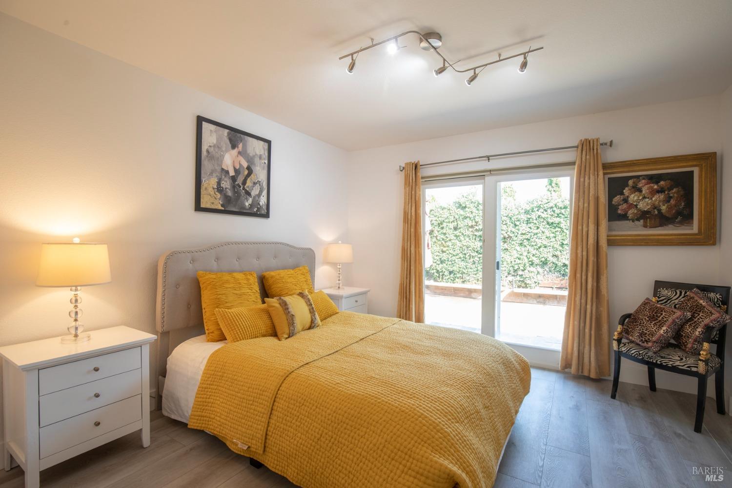 427-429 University St