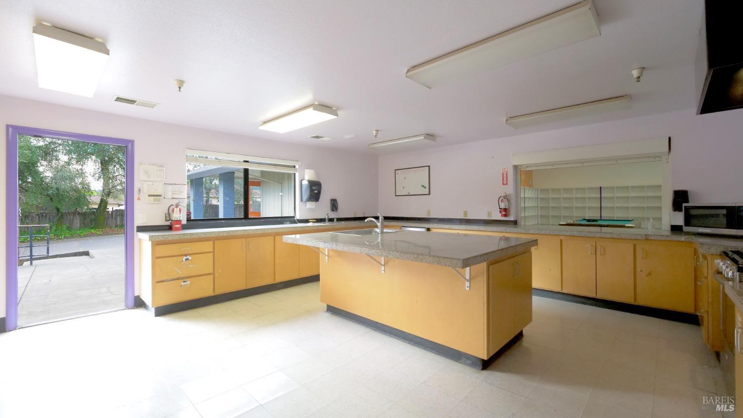 686 S Cloverdale Blvd