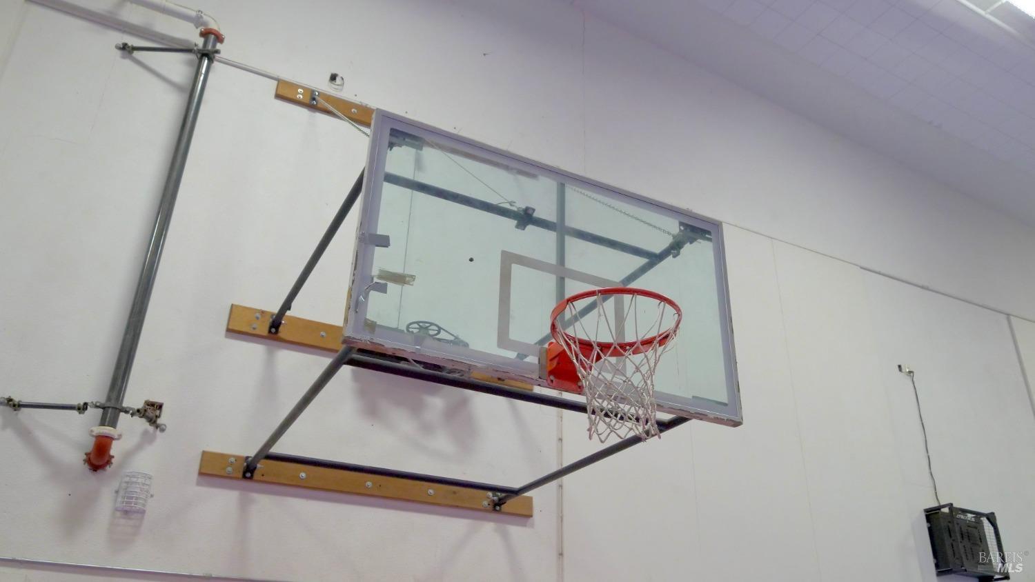 686 S Cloverdale Blvd